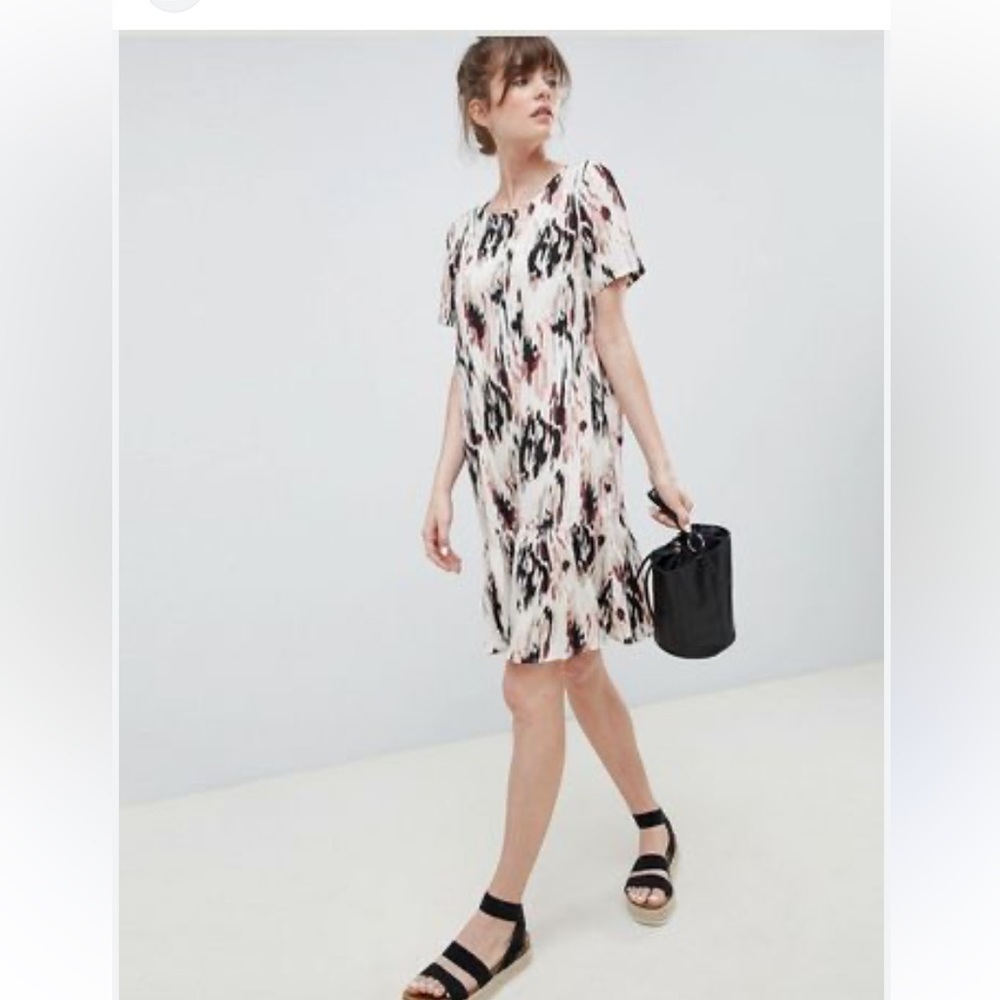 Printed Short Sleeve Mini Dress in Ivory and Black